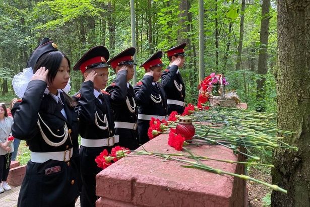 Учащиеся кадеты школы № 842 приняли участие в мемориально-патронатной акции