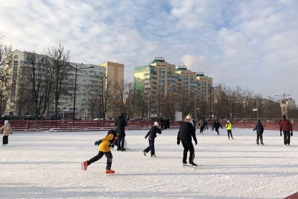 В ЗелАО готовят к открытию лыжни и катки с естественным льдом
