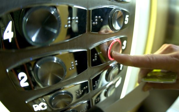 В 2015 году в московских домах заменили 2,4 тысячи лифтов