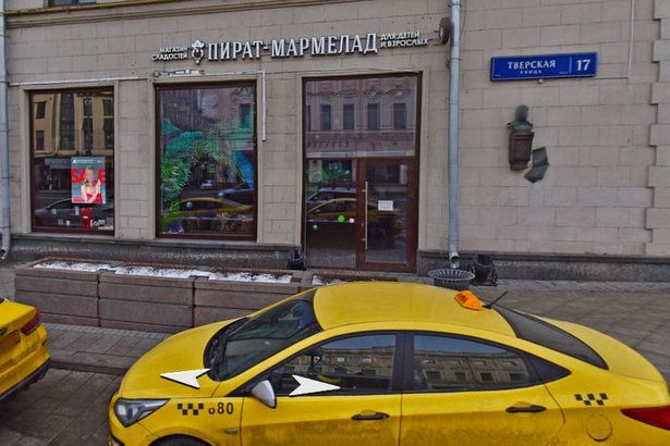 Реставраторы обнаружили редкие призматические окна в булочной Филиппова