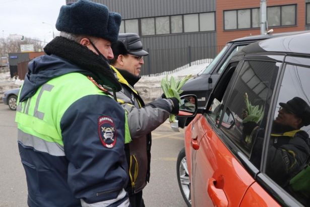 Автомобилисток поздравили с наступающим Международным женским днем