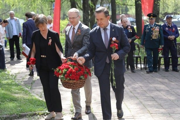 Минута молчания и красные гвоздики — у памятника воинам села Куркино и деревни Юрово состоялась патриотическая акция