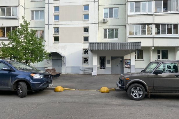 Возле корпуса в 4-м микрорайоне установили противопарковочные полусферы