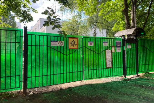 Территории двух детсадов в районе Матушкино оградили от посторонних глаз