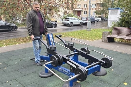 Исправность детских площадок в Матушкино проверили муниципальные депутаты