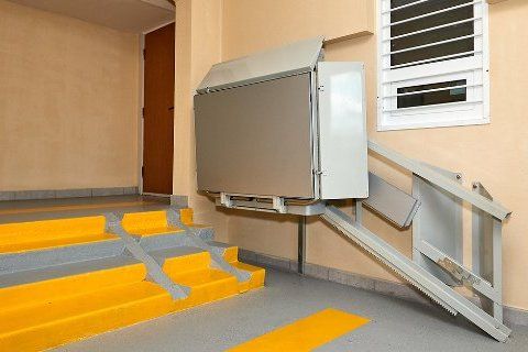 Подъезды жилых домов в Матушкино оборудуют подъемными платформами и пандусами
