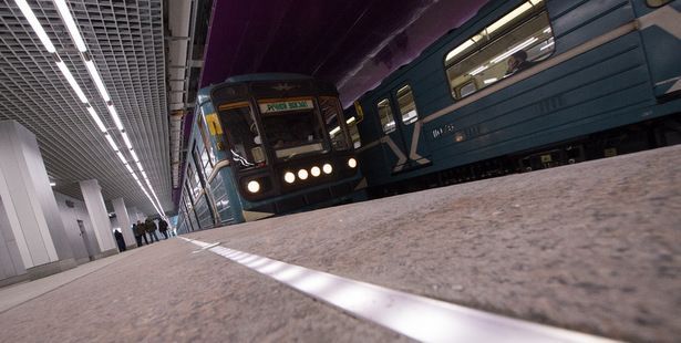 Поезд на автопилоте готовится выйти на маршрут в московском метро