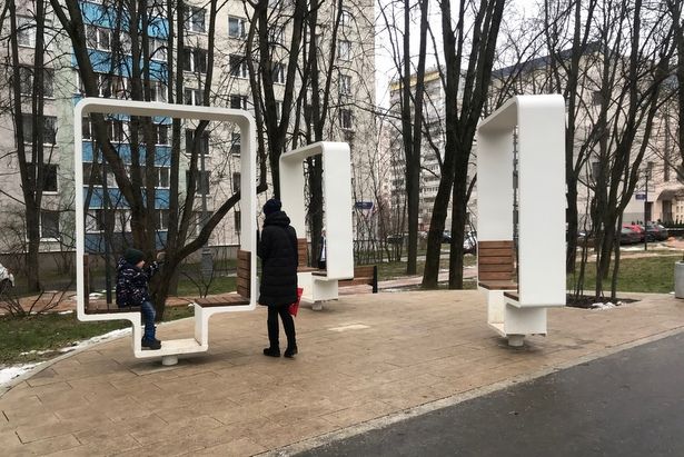 На Центральном проспекте появились парковые качели и карусели
