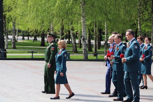 Сотрудники налоговой службы возложили цветы к Могиле Неизвестного Солдата