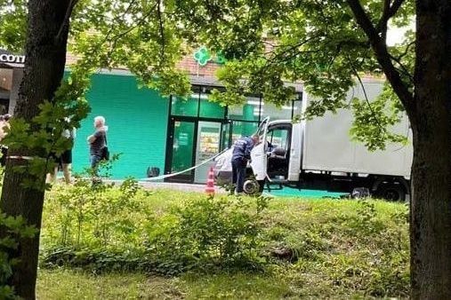 Попавшая под грузовик пенсионерка получила смертельные травмы