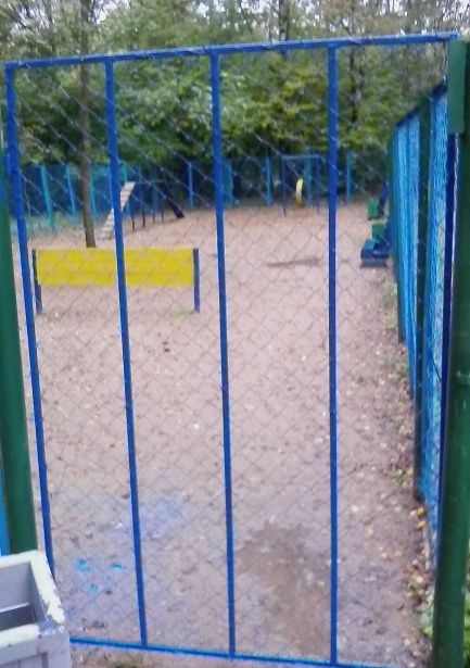  Ограждение площадки для выгула собак в 4-м микрорайоне привели в порядок