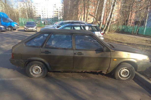 Владельца  брошенной в Матушкино старой машины просят разобраться со своим имуществом