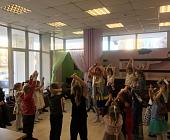Юные жители Матушкино поздравили Деда Мороза с днем рождения